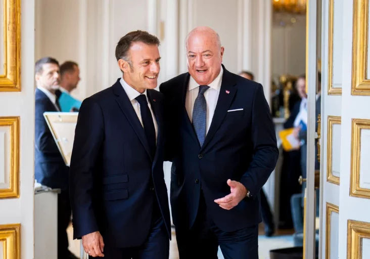 Ein Treffen geprägt von Harmonie. Bundeskanzler Stocker wurde in Paris von Emmanuel Macron herzlich empfangen. Foto: BKA/Florian Schrötter