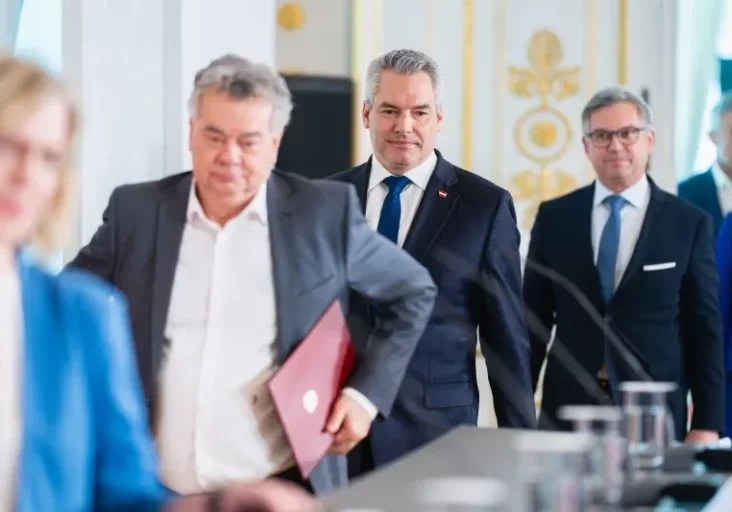 Die Bundesregierung beschloss und präsentierte konkrete Projekte, um Österreich in der Versorgung mit Energie krisenfester und klimaneutral zu machen: Bundeskanzler Karl Nehammer mit Finanzminster Magnus Brunner sowie Vizekanzler Werner Kogler und Energieministerin Leonore Gewessler am Weg zum Pressefoyer. Bild: Bka/Florian Schrötter