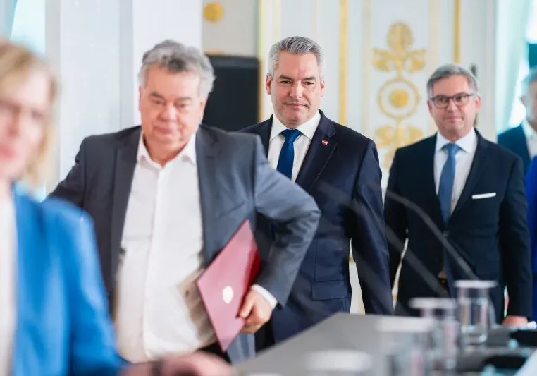 Die Bundesregierung beschloss und präsentierte konkrete Projekte, um Österreich in der Versorgung mit Energie krisenfester und klimaneutral zu machen: Bundeskanzler Karl Nehammer mit Finanzminster Magnus Brunner sowie Vizekanzler Werner Kogler und Energieministerin Leonore Gewessler am Weg zum Pressefoyer. Bild: Bka/Florian Schrötter