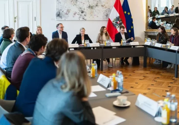 Gipfelgespräch der NGOs mit Familienministerin Susanne Raab und Jugend-Staatssekretärin Claudia Plakolm zum Thema Kinderschutz: Konzepte für den Schutz, Gütesiegel für Vereine, frühe Erkennung möglichen Missbrauchs sind die Eckpunkte. Foto: Florian Schrötter