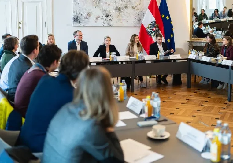 Gipfelgespräch der NGOs mit Familienministerin Susanne Raab und Jugend-Staatssekretärin Claudia Plakolm zum Thema Kinderschutz: Konzepte für den Schutz, Gütesiegel für Vereine, frühe Erkennung möglichen Missbrauchs sind die Eckpunkte. Foto: Florian Schrötter