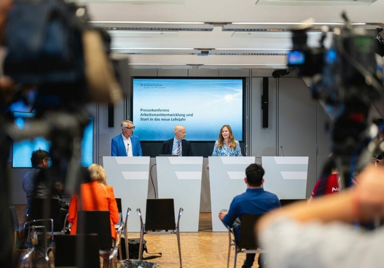 Konnten eine positive Entwicklung bei der Jugendarbeitslosigkeit und der Lehre verkünden. Arbeitsminister Martin Kocher, Jugendstaatssekretärin Claudia Plakolm und SkillsAustria-Präsident Josef Herk. Foto: BKA/Florian Schrötter