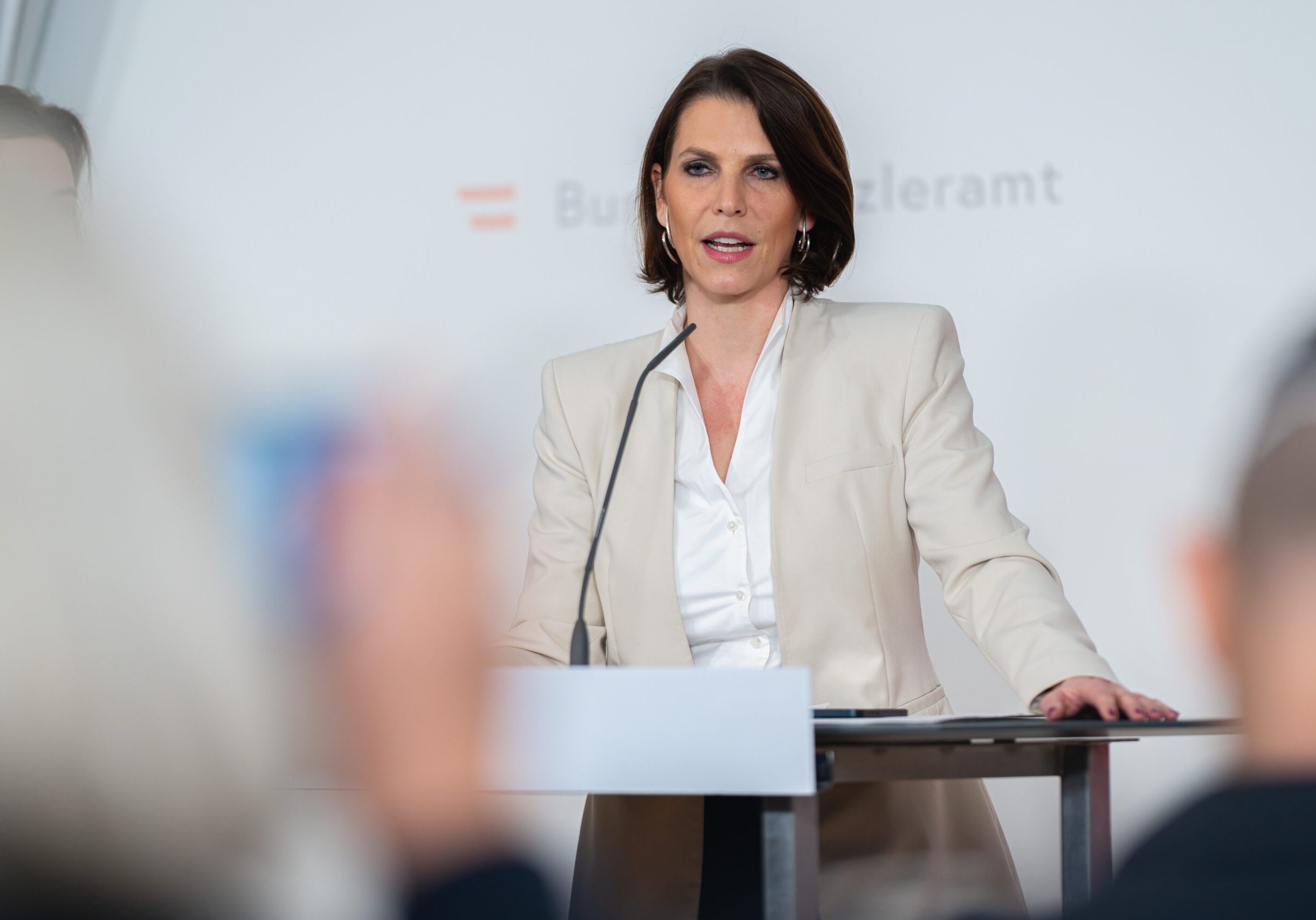Verfassungsministerin Karoline Edtstadler präsentierte im Rahmen einer Pressekonferenz die Verschärfungen im Antikorruptionsrecht. Foto: BKA/Schrötter