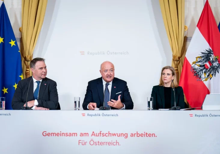 Christian Stocker führt seit einem Jahr die erste Dreierkoalition aus ÖVP, SPÖ und NEOS an. Foto: BKA/Florian Schrötter