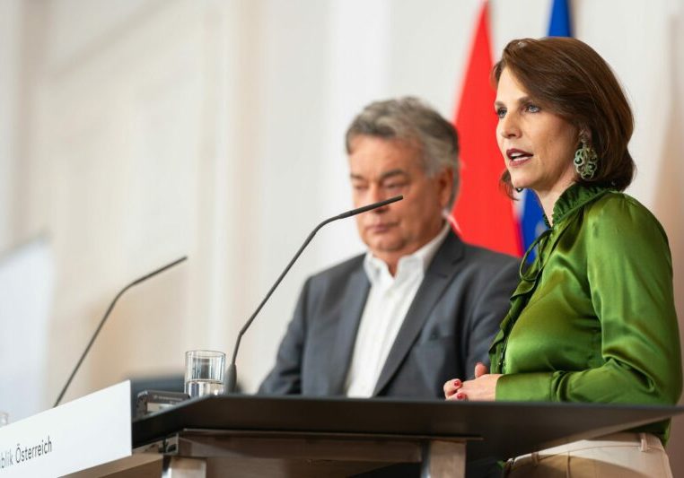 Transparenz mit Augenmaß für die Verwaltung garantiert das Informationsfreiheitsgesetz, welches am Donnerstag von Verfassungsministerin Karoline Edtstadler präsentiert wurde. Foto: BKA / Schrötter