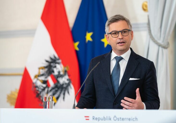 Finanzminister Magnus Brunner legte dem Parlament das Budget 2023 vor und erklärt in Podcasts, wie Steuern gesenkt und Teuerungen abgefedert werden. Das Budget gibt Sicherheit in unsicheren Zeiten.Foto: BKA / Florian Schrötter
