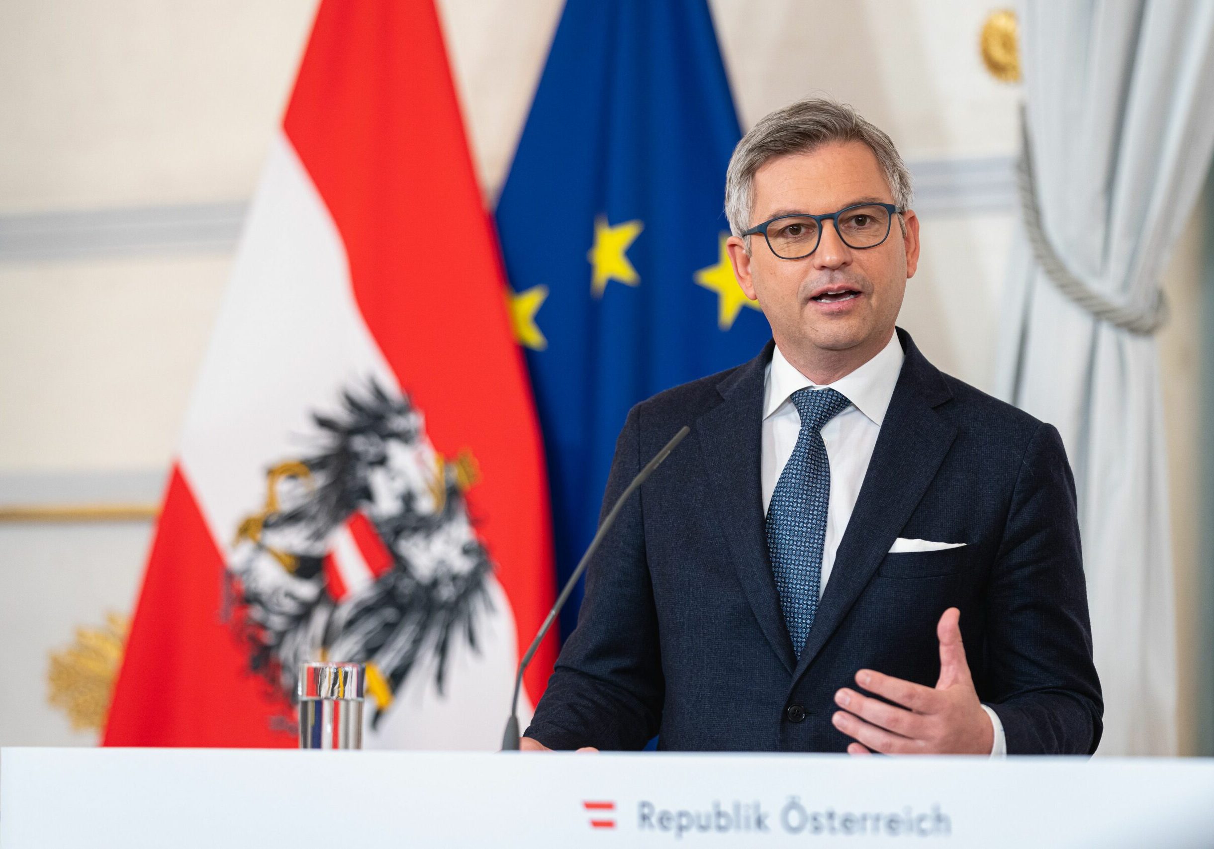 Finanzminister Magnus Brunner legte dem Parlament das Budget 2023 vor und erklärt in Podcasts, wie Steuern gesenkt und Teuerungen abgefedert werden. Das Budget gibt Sicherheit in unsicheren Zeiten.Foto: BKA / Florian Schrötter