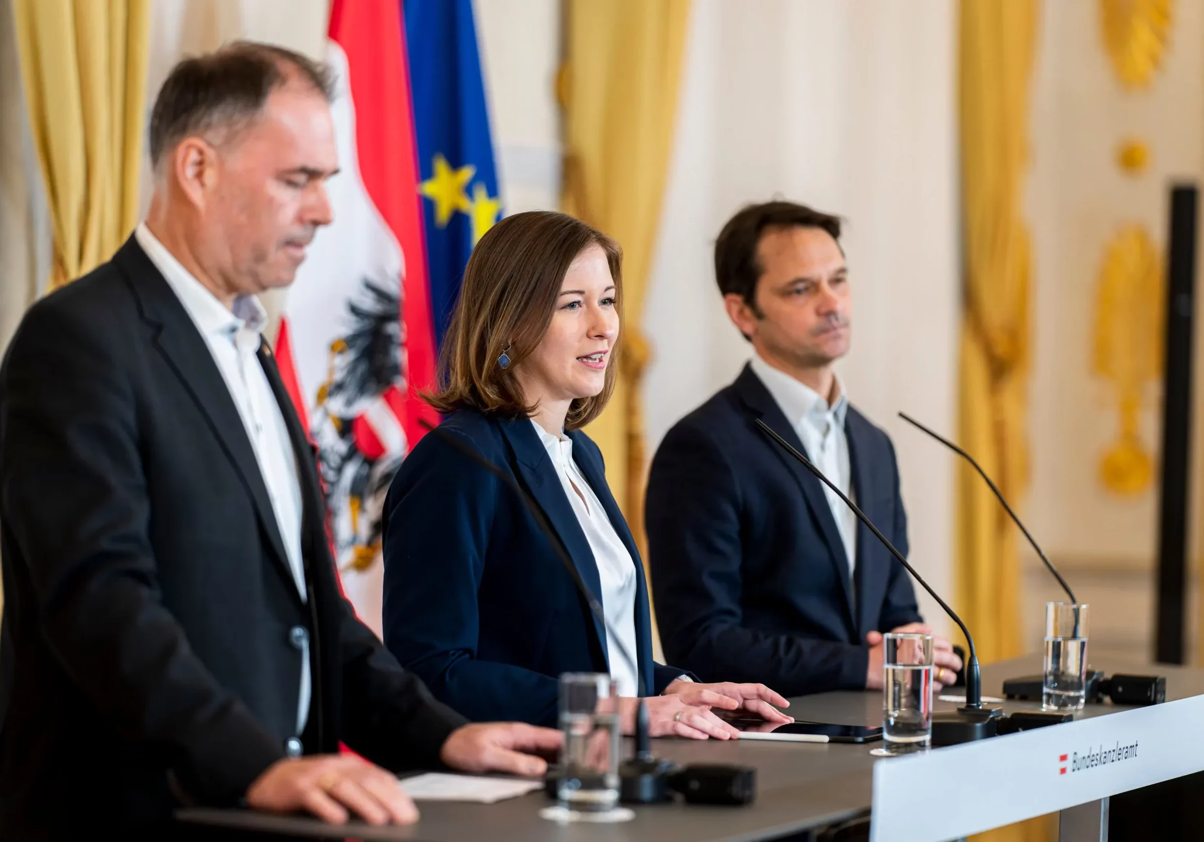 Ministerin Claudia Bauer erläuterte gemeinsam mit Philippe Narval (r.), dem Generalsekretär der Lebenshilfe, und Peter Kaiser (l.) dem stellvertretender Generalsekretär des Österreichischen Roten Kreuzes, die Herausforderungen des Zivildienstes. Foto: Florian Schrötter