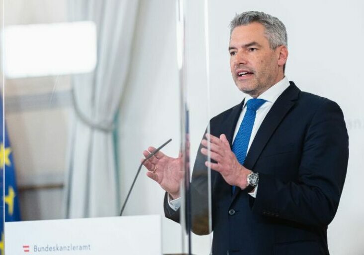 Am 16. Februar 2022 fand eine Pressekonferenz zu den aktuellen Corona-Maßnahmen statt. Im Bild Bundeskanzler Karl Nehammer. Foto: BKA / Florian Schrötter