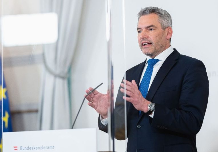 Am 16. Februar 2022 fand eine Pressekonferenz zu den aktuellen Corona-Maßnahmen statt. Im Bild Bundeskanzler Karl Nehammer. Foto: BKA / Florian Schrötter