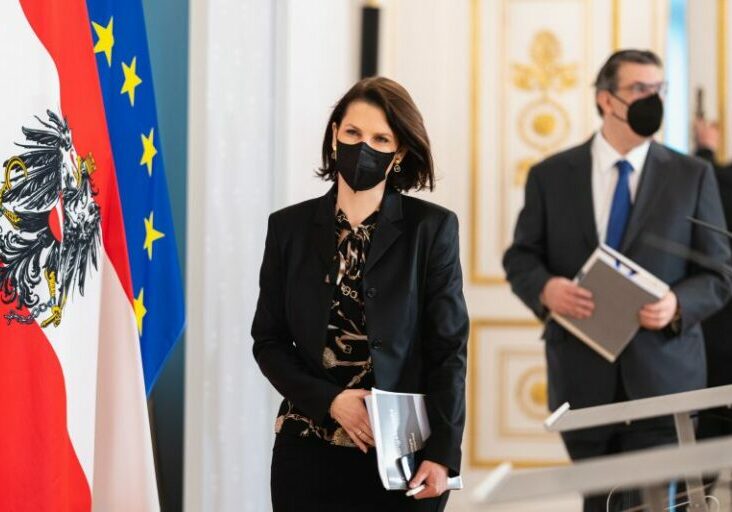 Verfassungsministerin Karoline Edtstadler präsentierte mit dem Präsidenten der Israelitischen Kultusgemeinde Wien Oskar Deutsch den ersten Umsetzungsbericht der Nationalen Strategie gegen Antisemitismus. Foto: BKA