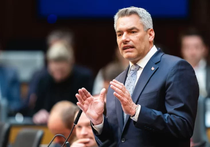 Eine Offensive in der Kinderbetreuung kündigte Bundeskanzler Karl Nehammer im ORF-Gespräch an. Bild: Florian Schrötter; Beitragsbilder: ORF/BFILM