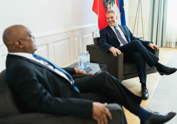 Für Kanzler Karl Nehammer ist es nicht die erste Reise nach Afrika. Seit Amtsantritt ist er um gute Beziehungen zu den afrikanischen Staaten bemüht. Im Vorjahr empfing er unter anderem den Präsident von Botsuana in Wien. Foto: BKA/Florian Schröter