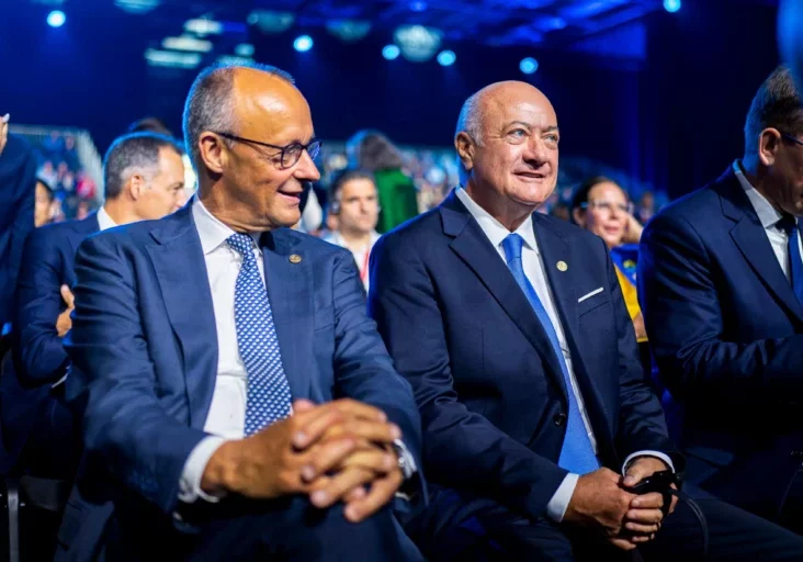 Hochrangiges Treffen bei der Ukraine-Wiederaufbaukonferenz im polnischen Danzig. Bundeskanzler Christian Stocker und sein deutscher Amtskollege Friedrich Merz. Foto: BKA/Florian Schrötter