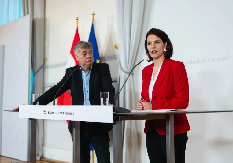 Verfassungsministerin Karoline Edtstadler an die Adresse der Grünen: Wenn die Grünen die Unabhängigkeit des Verfassungsdienstes im Bundeskanzleramt in Frage stellen, ist dies tatsächlich eine furchterregende Entwicklung (im Bild mit Grünen-Obmann Werner Kogler, 2023). Foto: Bka / Florian Schrötter