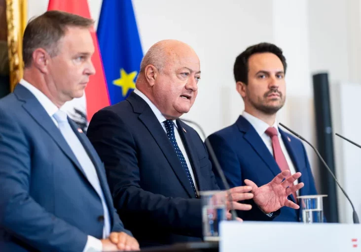 Weicht mit seiner Regierung den unangenehmen Themen nicht aus. Bundeskanzler Christian Stocker - hier beim Pressefoyer nach dem Sommerministerrat. Foto: BKA/Florian Schrötter