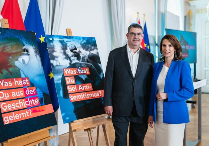 Setzen ein gemeinsames Zeichen gegen Antisemitismus. IKG Präsident Oskar Deutsch und Kanzleramtsministern Karoline Edtstadler. Foto: BKA/Florian Schrötter