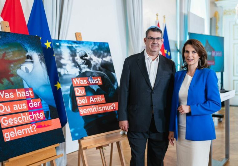 Setzen ein gemeinsames Zeichen gegen Antisemitismus. IKG Präsident Oskar Deutsch und Kanzleramtsministern Karoline Edtstadler. Foto: BKA/Florian Schrötter