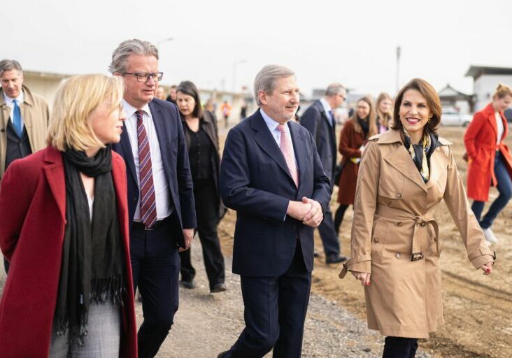 Am 24. März 2023 reiste Bundesministerin Karoline Edtstadler (r.) anlässlich eines Besuchs der Koralmbahnbaustelle in die Steiermark. Im Bild mit Bundesministerin Leonore Gewessler (l.), dem Landeshauptmann der Steiermark Christopher Drexler und EU-Kommissar Johannes Hahn.