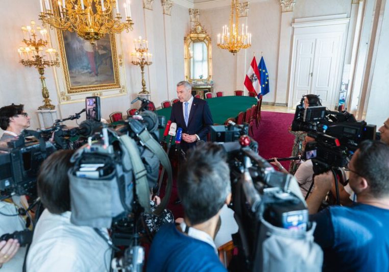 Beim "Kanzlergespräch" mit Medienvertretern schloss Karl Nehammer eine Koalition mit Herbert Kickl aus." Foto: BKA/Florian Schröter