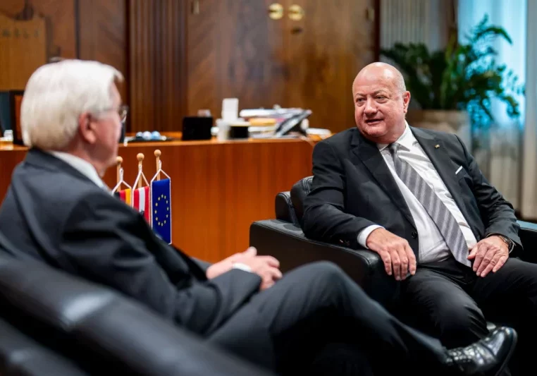 Bundeskanzler Christian Stocker wird sich in der Herbstferienwoche einer Rücken-OP unterziehen. Gestern empfing der noch Deutschlands Bundespräsident Frank-Walter Steinmeier. Foto: BKA/Florian Schrötter