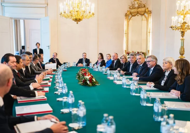 Für kommendes Jahr werden die Gehälter für rund 30 Spitzenpolitiker eingefroren. die Nulllohnrunde wurde im Verfassungsausschuss beschlossen. Foto: BKA/Florian Schrötter