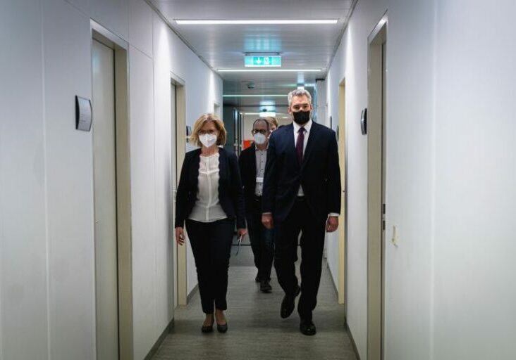 Bundeskanzler Karl Nehammer und Energieministerin Leonore Gewessler besuchen die Strahlenschutzabteilung des Klimaschutzministeriums. Foto: BKA