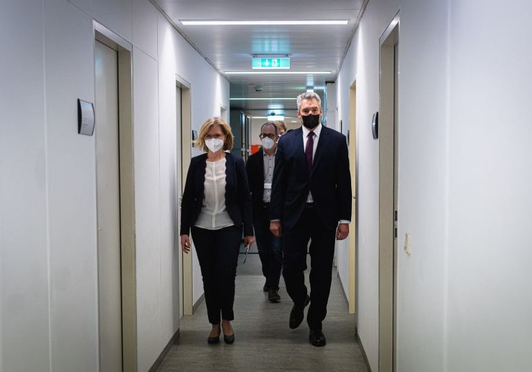 Bundeskanzler Karl Nehammer und Energieministerin Leonore Gewessler besuchen die Strahlenschutzabteilung des Klimaschutzministeriums. Foto: BKA
