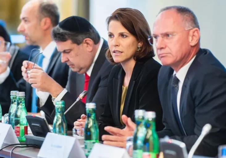 Bereits im Oktober nahmen Verfassungsministerin Karoline Edtstadler und Innenminister Gerhard Karner am "Nationalen Forum gegen Antisemitismus" teil. Foto: BKA/Florian Schrötter