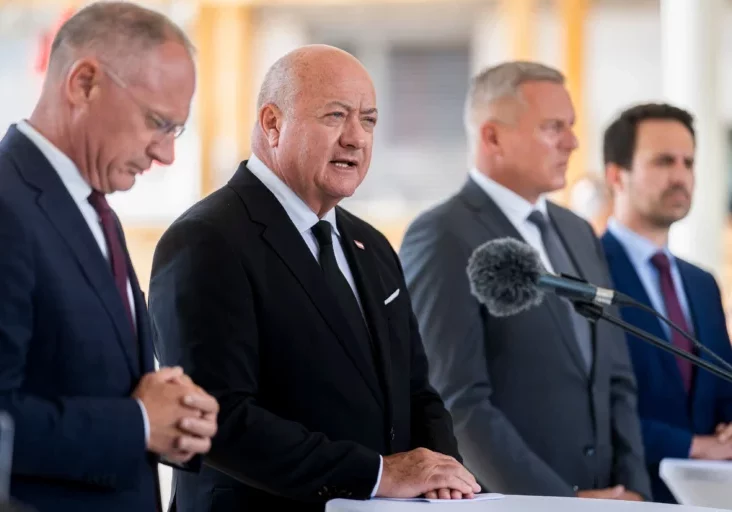 Bundeskanzler Christian Stocker kündigte nach dem Amoklauf in Graz nun erste und breiter angelegte Maßnahmen an: Die Voraussetzungen für Kauf und Besitz von Waffen werden verschärft. Im Bild Stocker mit Innenminister Karner und LH Kunasek am Tag nach dem Attentat in Graz. Foto: BKA / Florian Schrötter