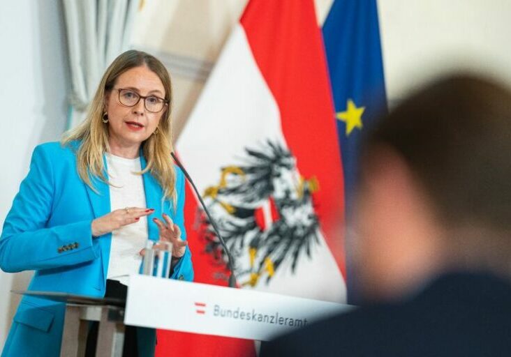 Wirtschaftsministerin Margarete Schramböck zeigt sich erfreut über den Aufwärtstrend bei Lehrlingen. Foto: BKA / Florian Schrötter