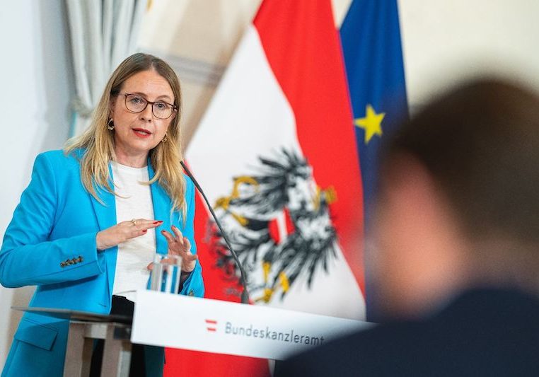Bundesministerin für Digitalisierung und Wirtschaftsstandort Margarete Schramböck über den OECD-Länderbericht. Foto: BKA / Florian Schrötter