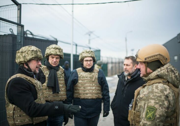 Außenminister Alexander Schallenberg, Ivan Korčok (Slowakei) und Jan Lipavský (Tschechien) an der Grenze der Ukraine. Foto: BMEIA/Gruber