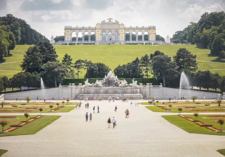 Denkmalschutz ist für Österreich wegen seiner Geschichte, der Bausubstanz und der Kultur bedeutsam (Bild: Garten und Gloriette bei Schloss Schönbrunn). Das Gesetz über den Denkmalschutz wird nun modernisiert, gab ÖVP-Kultursprecher Laurenz Pöttinger nach dem Kulturausschuss des Nationalrates bekannt. Foto: Schönbrunn Wegen des enormen Andrangs an Gästen bei Sehenswürdigkeiten wie Schloss Schönbrunn werden die Besucherströme gelenkt. Foto: Schönbrunn Group