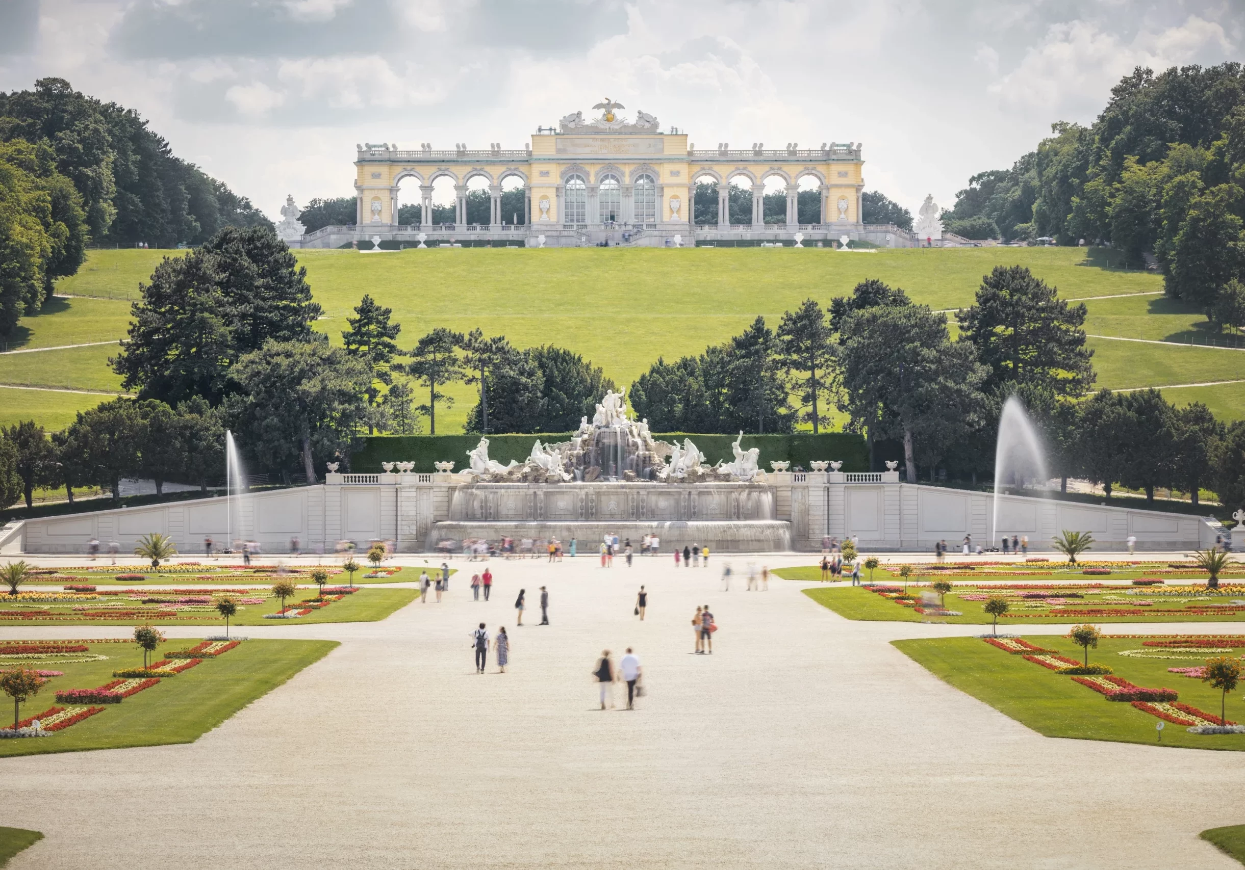 Denkmalschutz ist für Österreich wegen seiner Geschichte, der Bausubstanz und der Kultur bedeutsam (Bild: Garten und Gloriette bei Schloss Schönbrunn). Das Gesetz über den Denkmalschutz wird nun modernisiert, gab ÖVP-Kultursprecher Laurenz Pöttinger nach dem Kulturausschuss des Nationalrates bekannt. Foto: Schönbrunn Wegen des enormen Andrangs an Gästen bei Sehenswürdigkeiten wie Schloss Schönbrunn werden die Besucherströme gelenkt. Foto: Schönbrunn Group