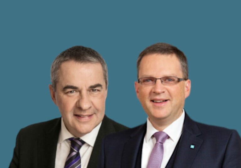 ÖAAB-Bundesvorsitzender August Wöginger gratuliert Norbert Schnedl zur Wiederwahl als GÖD-Vorsitzendem. Foto: GÖD / Parlamentsdirektion / PHOTO SIMONIS