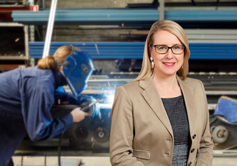 Margarte Schramböck zeigt sich erfreut über den Lehrlingszuwachs und schickt ein neues Lehrberufspaket in Begutachtung. Foto: PHOTO SIMONIS / iStock Thurtell