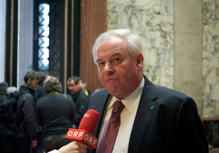 Landeshauptmann Hermann Schützenhöfer übergibt sein Amt an Christopher Drexler (Bild: ORF-Interview 2017). Foto: Wikimedia/Georg Taschl