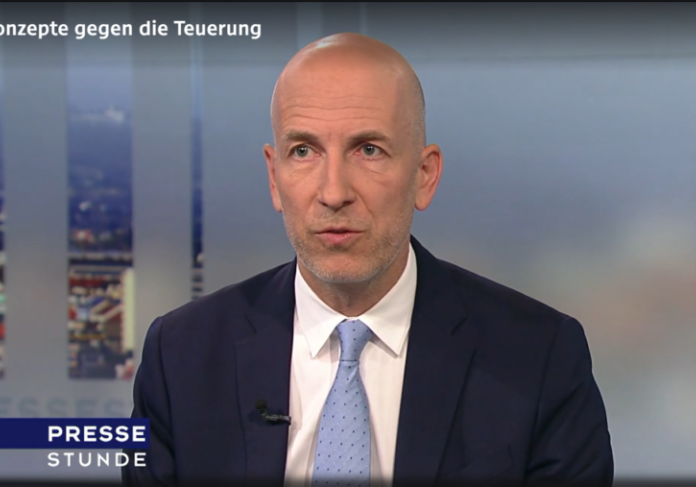 Konzepte gegen die Teuerung und für die Erhaltung der Kaufkraft: Arbeitsminister Martin Kocher in der Pressestunde mit Hanna Kordik (Die Presse) und Christoph Varga (ORF). Screenshot ORF/Zur-Sache