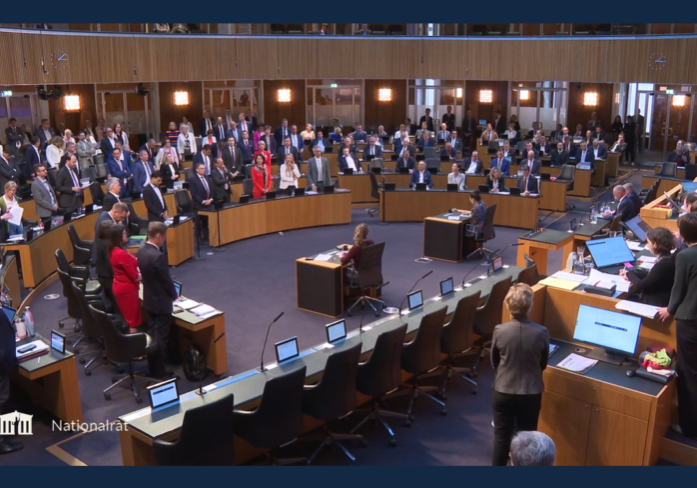 Der Nationalrat beschließt mit den Stimmen der drei Regierungsparteien eine Novelle des Asylgesetzes: Diese ermöglicht eine Verordnung des Innenministeriums, im Einvernehmen mit dem Hauptausschuss des Nationalrats die Bearbeitung von Anträgen auf Familiennachzug befristet aufzuschieben. Bild: Abstimmung im Plenum des Nationalrats am 25. April 2025. Foto: Screenshot parlament.gv.at
