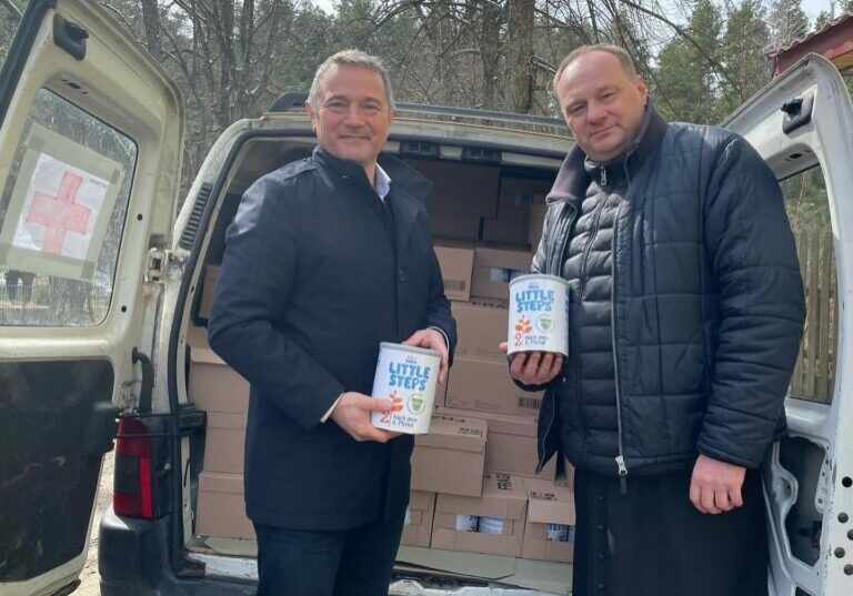 Brachte die Lieferung mit Babynahrung persönlich in die Ukraine. ÖVP-Familiensprecher Abg. Norbert Sieber (l.) mit Pater Andrzej (r.). Foto: Norbert Sieber