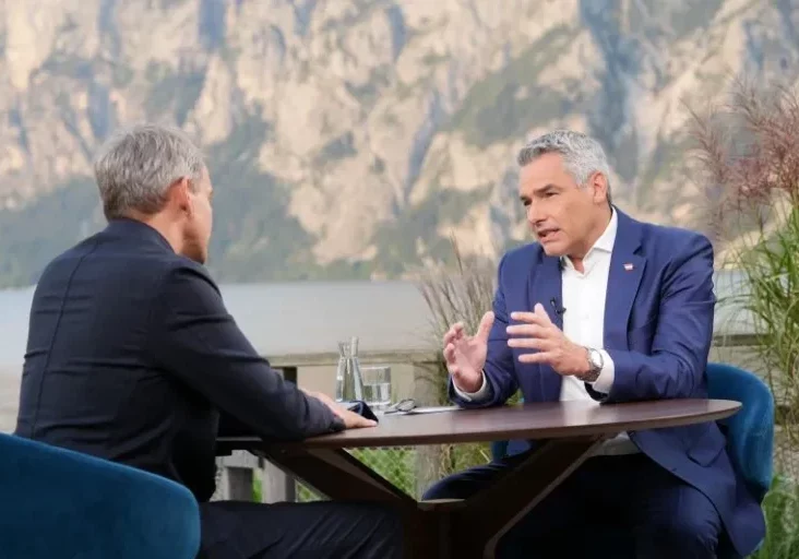 Für Wachstum der Wirtschaft, technische Lösungen des Klimawandels und Perspektiven Österreichs als solidarischer Wohlfahrtsstatt auf Basis der Ökosozialen Marktwirtschaft plädierte Bundeskanzler und ÖVP-Obmann Karl Nehammer im ORF-Sommergespräch mit Martin Thür. Fotos: ORF / Roman Zach-Kiesling