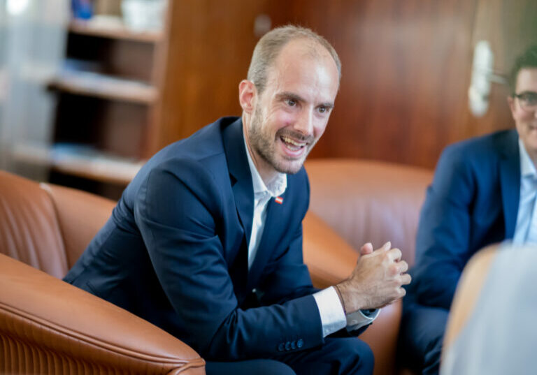 In der ORF-Pressestunde sprach Digitalisierungsstaatssekretär Florian Tursky über die Schwierigkeiten beim Breitbandausbau, die Möglichkeiten der Digitalisierung und die Ziele der Bundesregierung. Foto: BMJ / Antonio Nedic