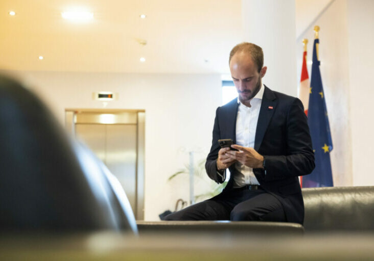 Am 19. Oktober wurde der digitale Führerschein – der erste digitale Ausweis Österreichs – erstmals von Innenminister Gerhard Karner und Staatssekretär Florian Tursky vorgestellt. Gegen Ende des Jahres wurde dieser insgesamt über 166.000 Mal aktiviert. Foto: BKA / Dunker