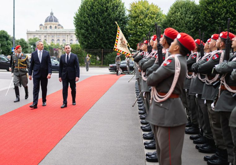 Georgiens Ministerpräsident Irakli Garibaschwili wurde am Freitag in Wien von Bundeskanzler Karl Nehammer zu einer offiziellen Visite empfangen. Georgien wünscht, den Status eines EU-Beitrittskandidaten zu erhalten. Foto: Bka/Schrötter