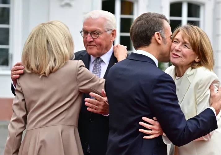 Europas Staatsoberhäupter repräsentieren ihre Länder und deren Beziehung: Emmanuel und Brigitte Macron werden von Frank Walter Steinmeier und Ehefrau Elke Büdenbender im Oktober 2025 in Saarbrücken zum Tag der Deutschen Einheit begrüßt. Beide Präsidenten befinden sich im letzten Amtsjahr. Foto: Imago / Christian Liewig