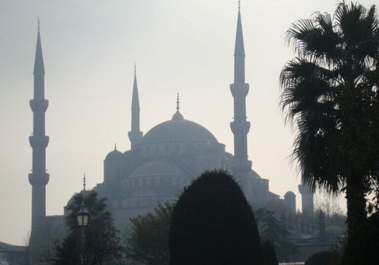 Demokratie schützen und dem Politischen Islam entgegentreten: In interviews markierte Bundeskanzler Christian Stocker die Grenzen der Religionsfreiheit (Symbol-Bild: Sultan Ahmed-Moschee, Instanbul) Foto: pixelio / Brüggemann