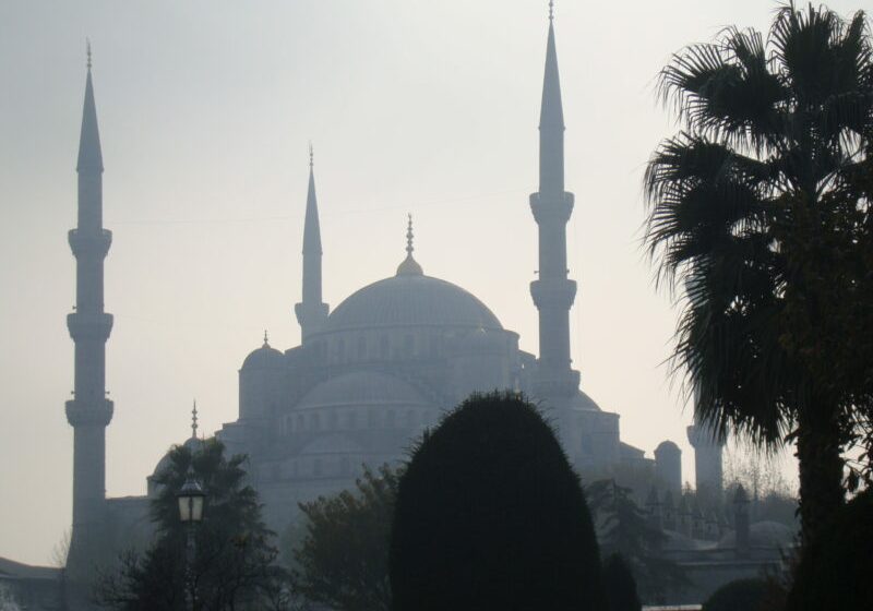 Demokratie schützen und dem Politischen Islam entgegentreten: In interviews markierte Bundeskanzler Christian Stocker die Grenzen der Religionsfreiheit (Symbol-Bild: Sultan Ahmed-Moschee, Instanbul) Foto: pixelio / Brüggemann