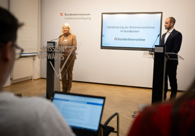 BM Tanner und Sts Tursky präsentieren die neue digitale Plattform des Heeres. Foto: Karlovits/Bundesheer