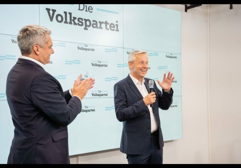 Applaus von Bundeskanzler und Bundsparteiobmann Karl Nehammer für gutes Ergebnis bei der Europawahl. Foto: ÖVP